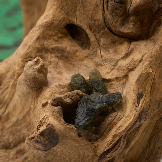 Dunkelgrün, glasig – aktiviert spirituelles Wachstum und Veränderung.