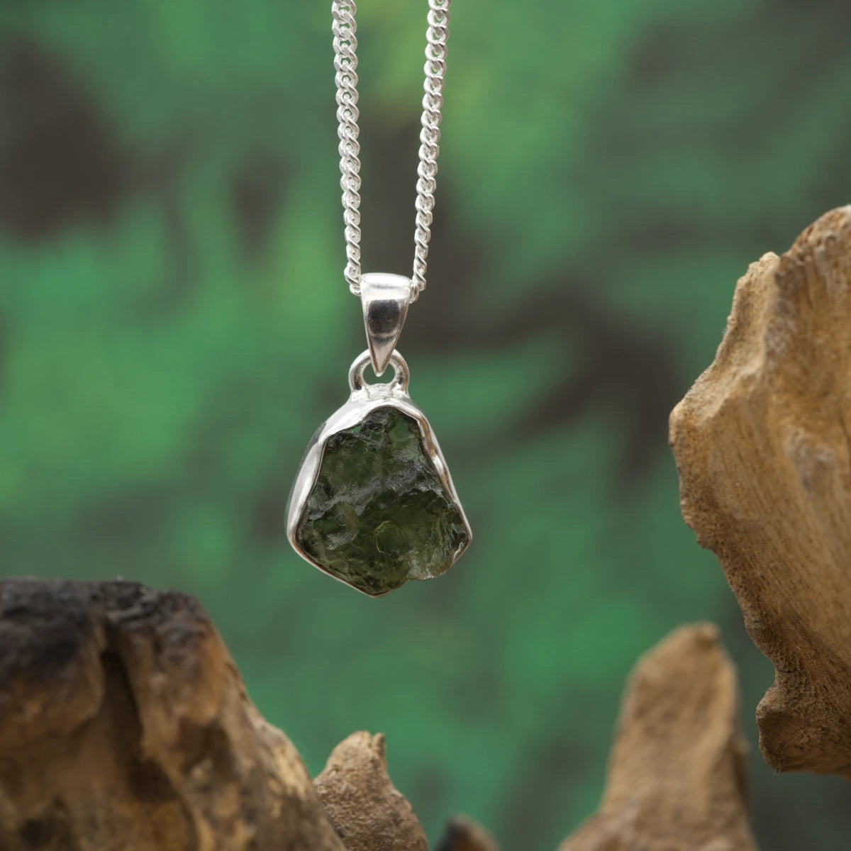 Silbergefasster Moldavit – intensiver Wandel, Schutz und spiritueller Aufbruch.