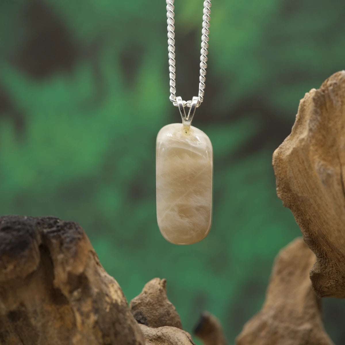 Cremefarbener Mondstein – emotionale Harmonie, Intuition und zyklische Balance.