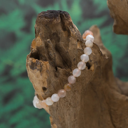 Edelstein-Armband aus 6 mm facettiertem Mondstein – stärkt Intuition und Sanftheit.