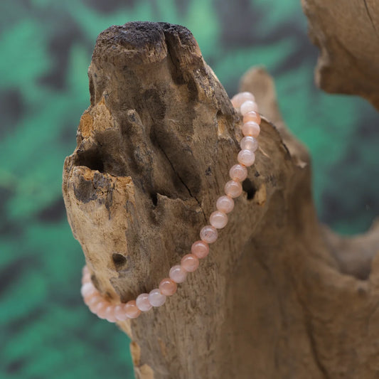 Edelstein-Armband aus 4 mm orangem Mondstein – bringt Wärme und Lebensfreude.