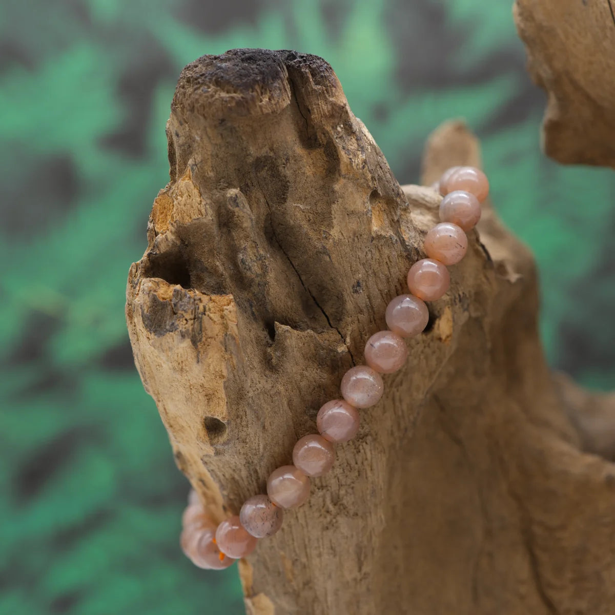 Edelstein-Armband aus 6 mm orangem Mondstein – bringt Wärme und Lebensfreude.