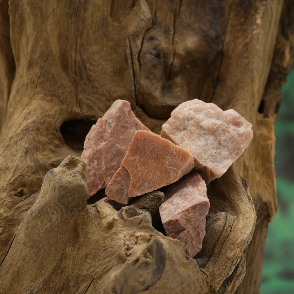 Warmer Aprikosenmondstein-Rohstein – bringt Sanftheit und Ausgeglichenheit.