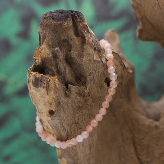 Edelstein-Armband aus 4 mm facettiertem Mondstein – stärkt Intuition und Sanftheit.