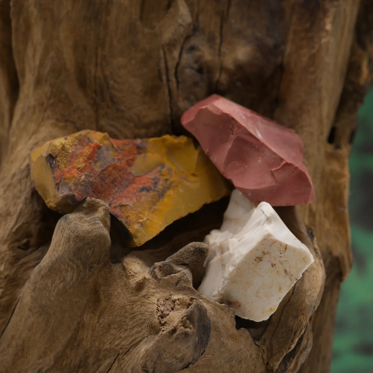 Bunter Mookait-Rohstein – fördert Vitalität und Standfestigkeit.