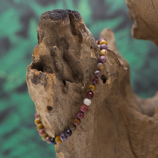 Edelstein-Armband aus 4 mm facettiertem Mookait – stärkt Standfestigkeit und Fokus.