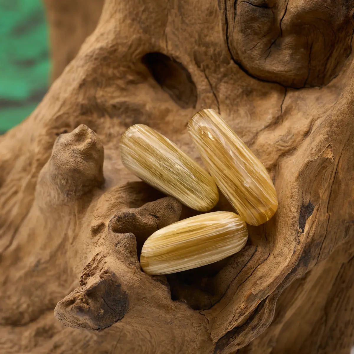 Glimmernd goldbraun – stärkt Selbstvertrauen und Klarheit.