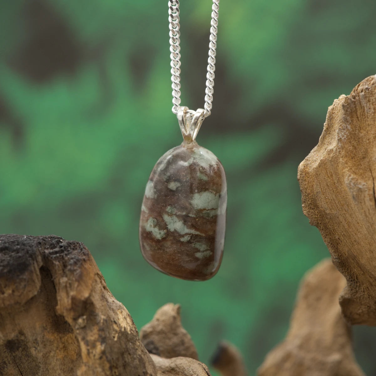 Olivbrauner Nunderit – Erdung, Ausdauer und ruhige Stabilität.