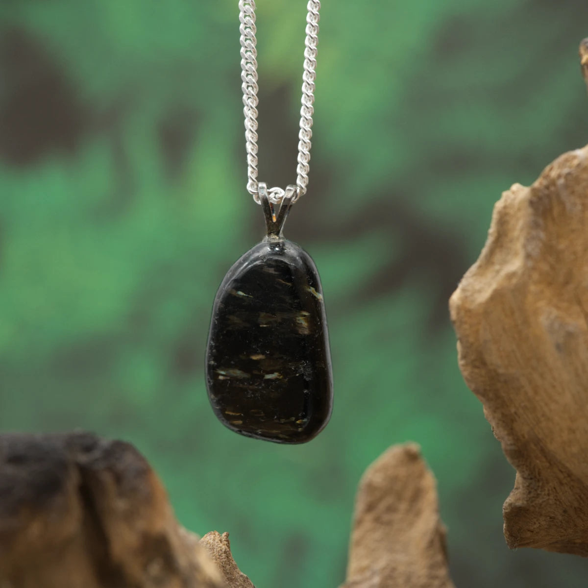 Tiefschwarzer Nuumit – sehr alter Schutzstein, Schattentransformation und Stärke.