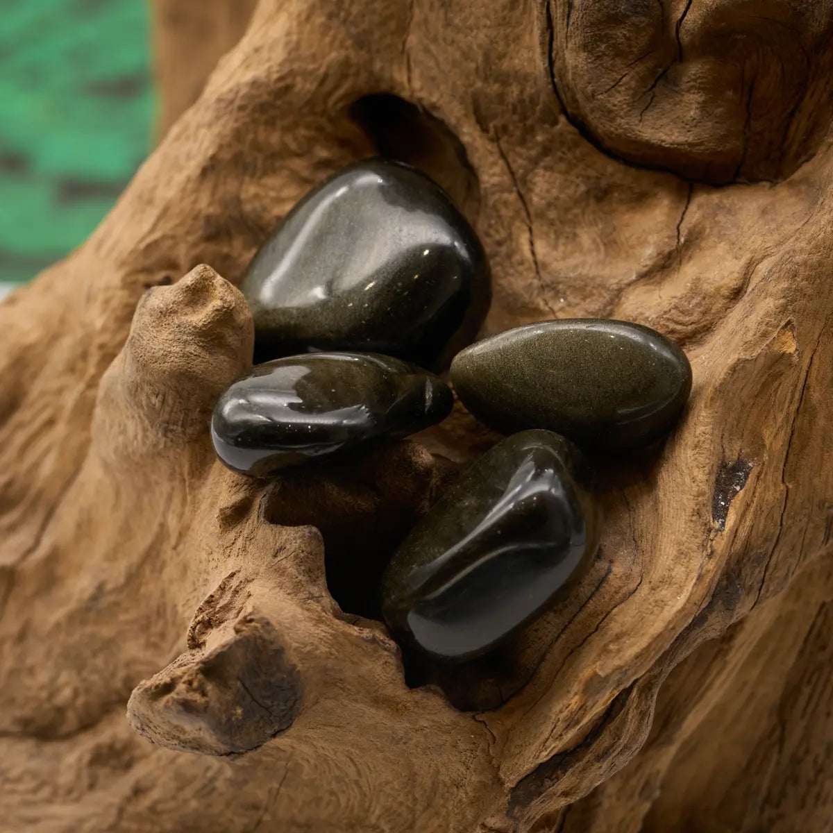 Schwarz mit goldenem Schimmer – reflektiert Wahrheit und schützt.