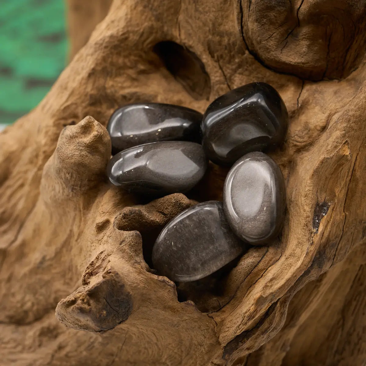 Schwarz mit silbernem Glanz – schützt und klärt Bewusstsein.