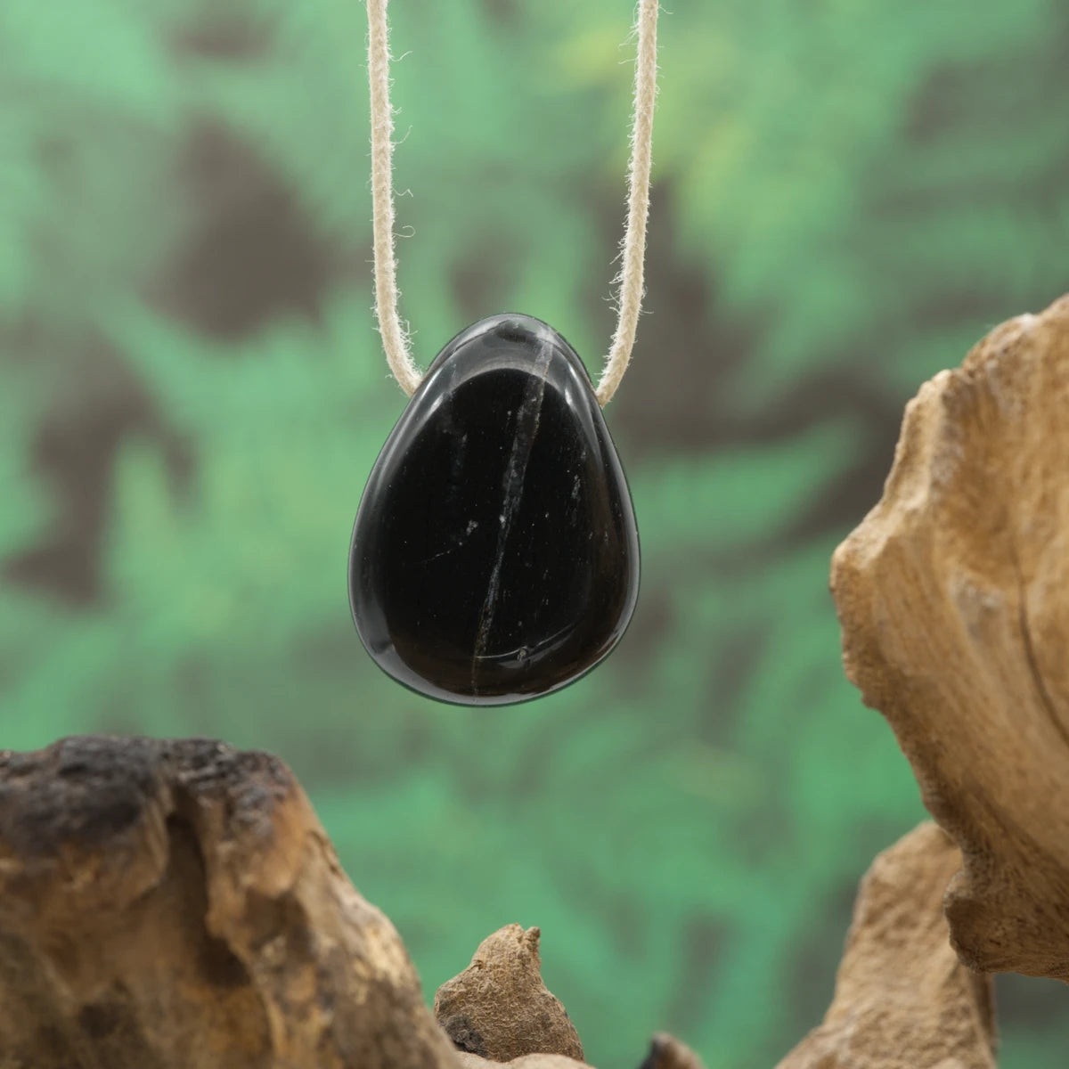 Tiefschwarzer Onyx – Stärke, Selbstdisziplin und Schutz.