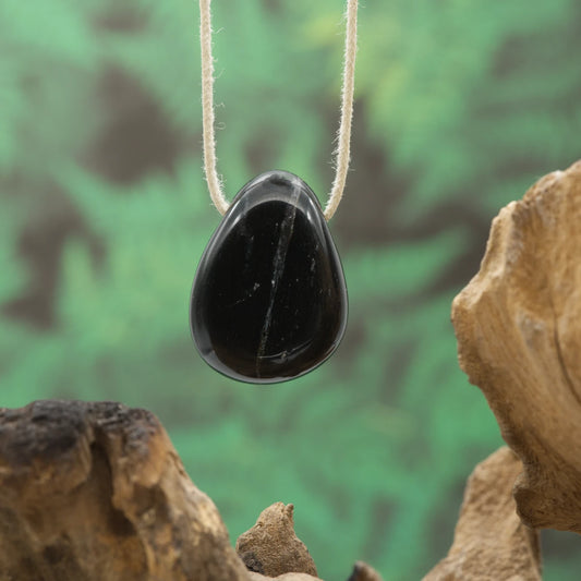 Tiefschwarzer Onyx – Stärke, Selbstdisziplin und Schutz.