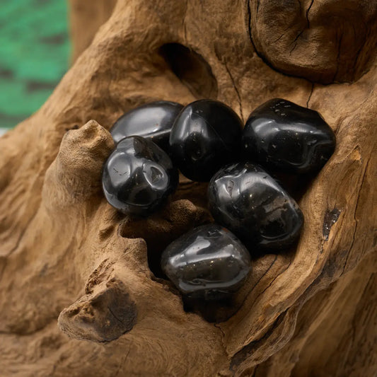 Tiefschwarz, glänzend – stärkt Selbstdisziplin und Standfestigkeit.