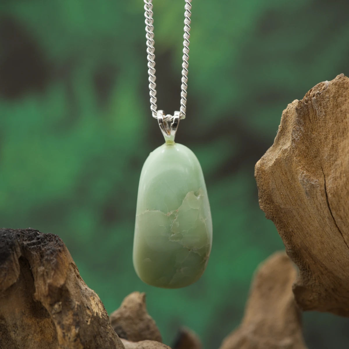 Lindgrüner Chrysopal – Erneuerung, Vertrauen und sanfte Klarheit.