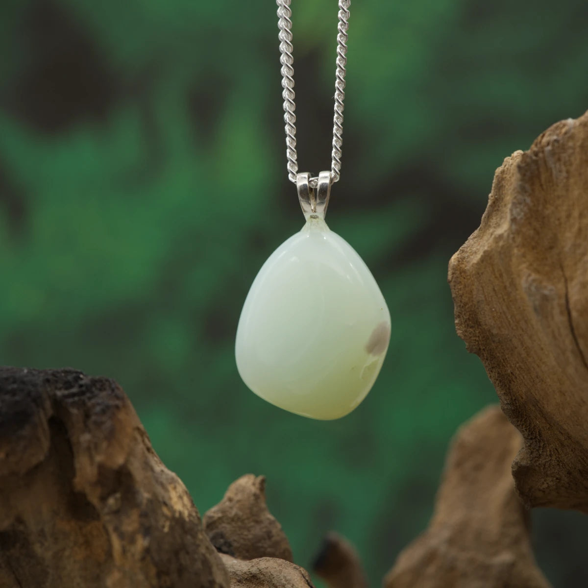 Weiß-lindgrüner Chrysopal – Frieden, Frische und emotionale Balance.