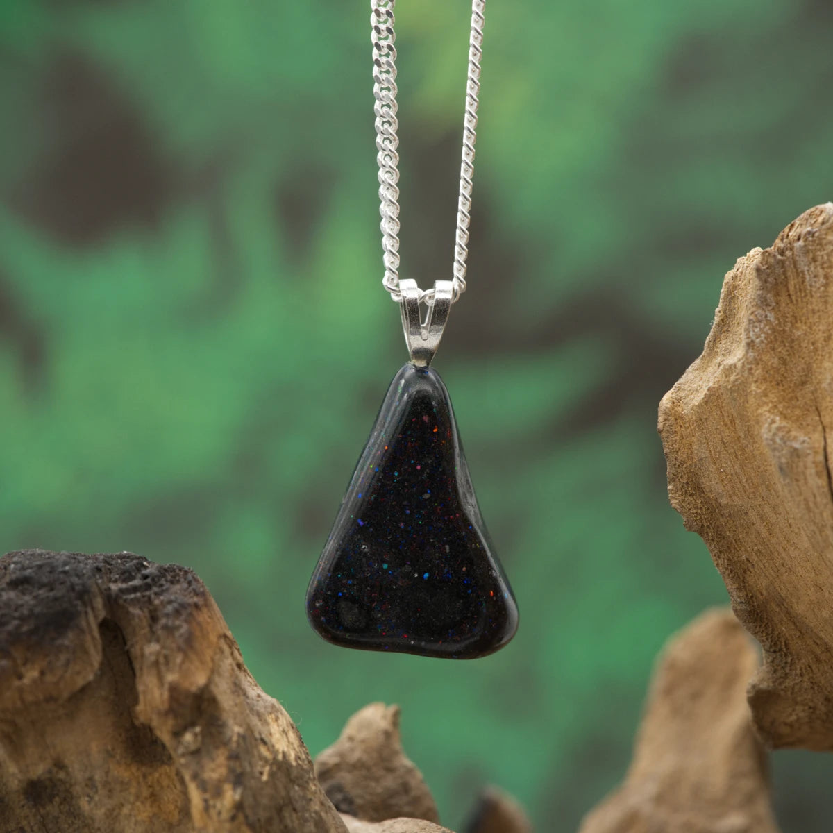 Dunkler Honduras-Opal mit Farbspiel – Mystik, Schutz, Inspiration.