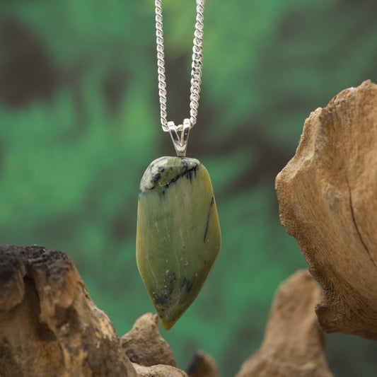 Grüner Katzenaugen-Opal mit Lichtband – Fokus, Intuition, Eleganz.