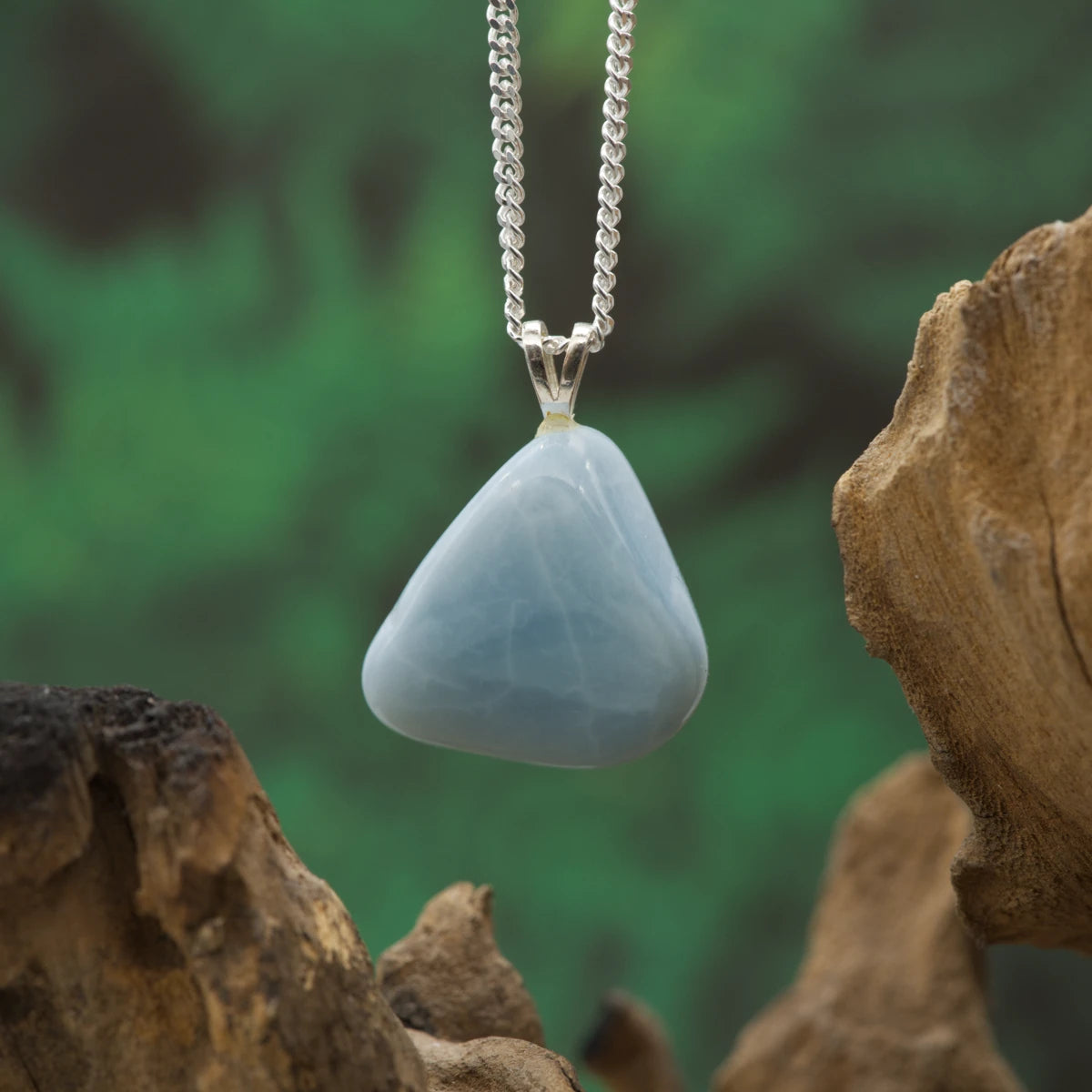 Himmelblauer Opal-Anhänger – Ruhe, Klarheit und sanfte Kommunikation.