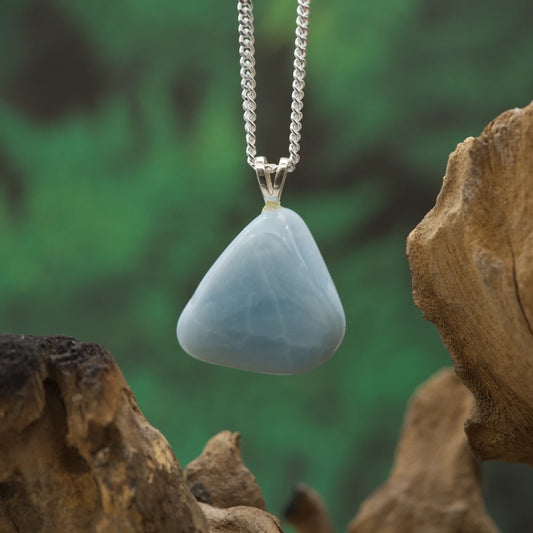 Himmelblauer Opal-Anhänger – Ruhe, Klarheit und sanfte Kommunikation.