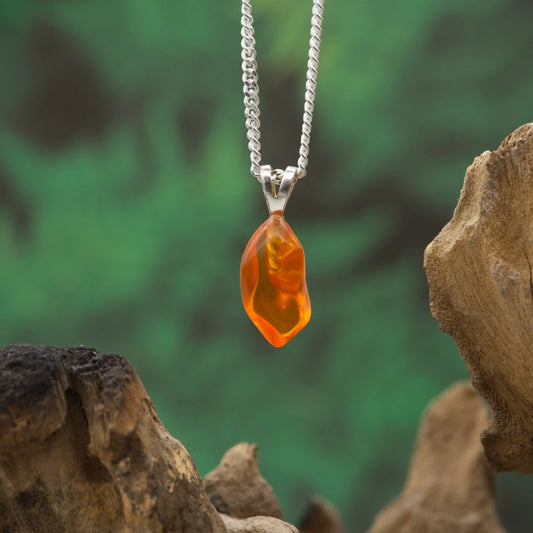 Leuchtend orange Feueropal-Anhänger – Vitalität, Kreativität, Lebensfreude.