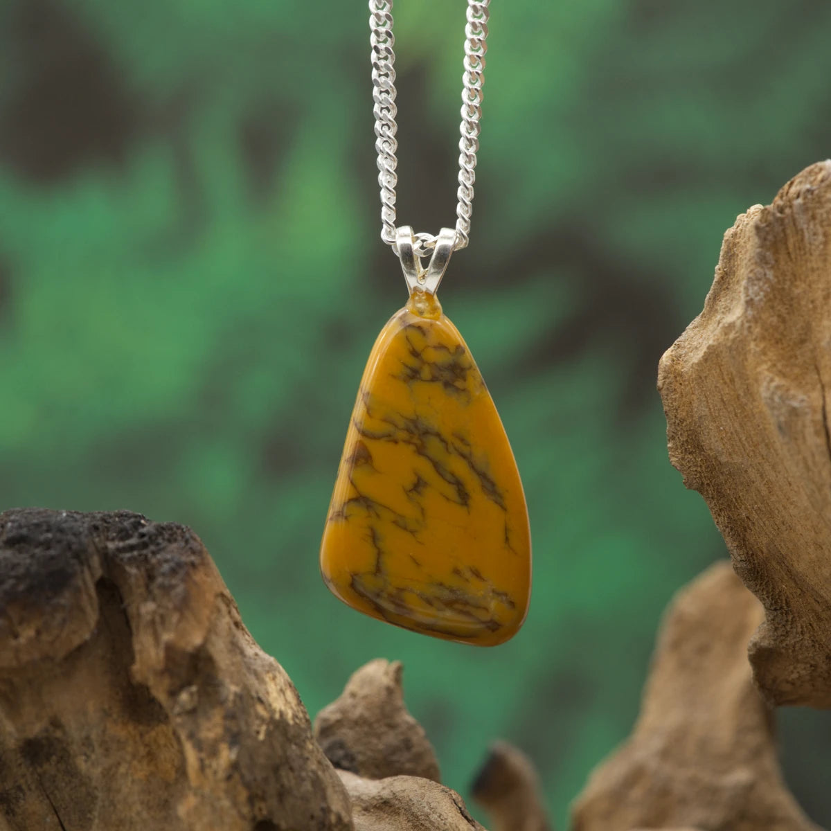 Sonnengelber Opal mit Äderchen – Optimismus, Kreativität, Wärme.