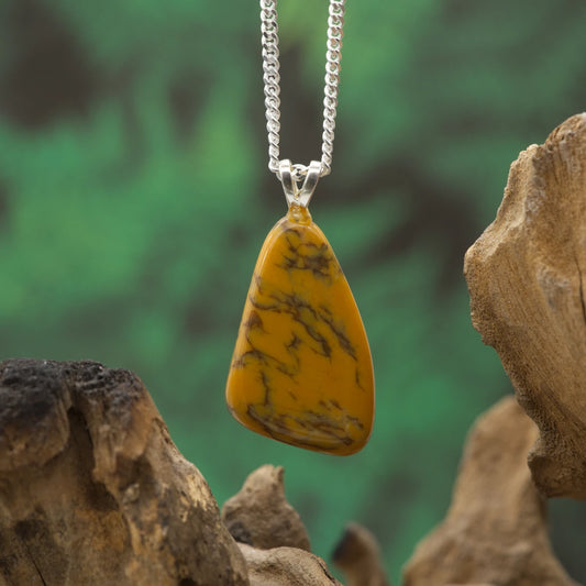 Sonnengelber Opal mit Äderchen – Optimismus, Kreativität, Wärme.