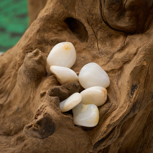 Milchig weiß – klärt Emotionen und schenkt Gelassenheit.