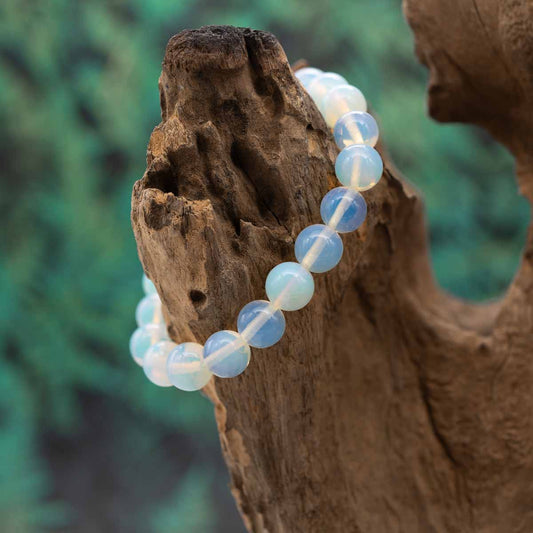 Edelstein-Armband aus 10 mm Opalith-Perlen mit irisierendem Schimmer – fördert Intuition und innere Harmonie.