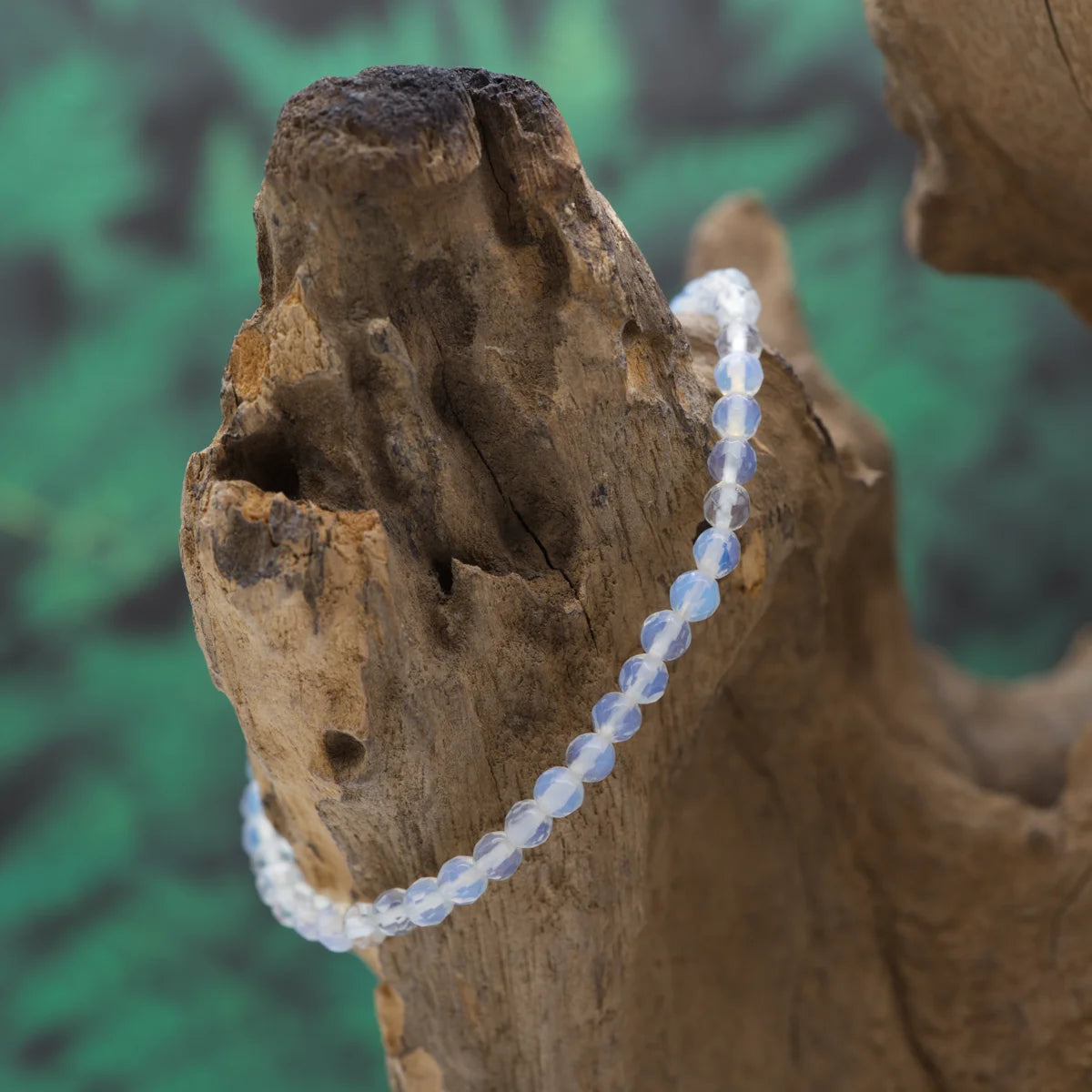 Edelstein-Armband aus 4 mm facettiertem Opalith – fördert Intuition und innere Harmonie.