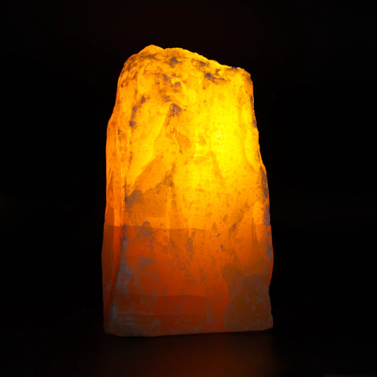 Leuchtende Orangencalcit-Lampe – schafft Wärme und positive Energie.