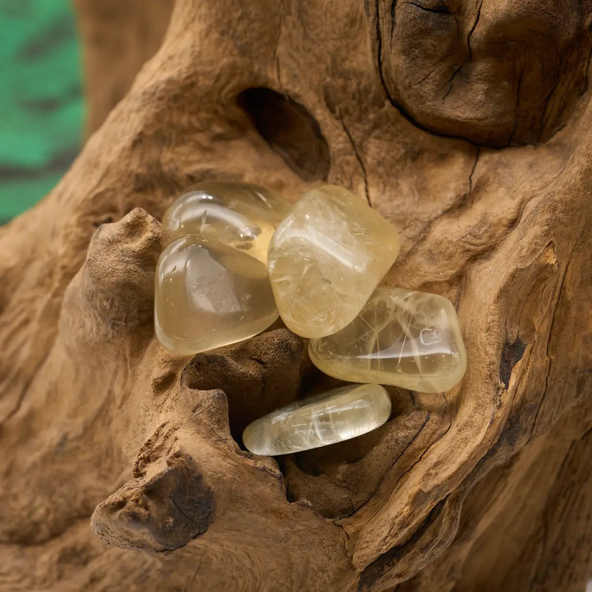 Warm goldbeige – stärkt Selbstbewusstsein und innere Ruhe.