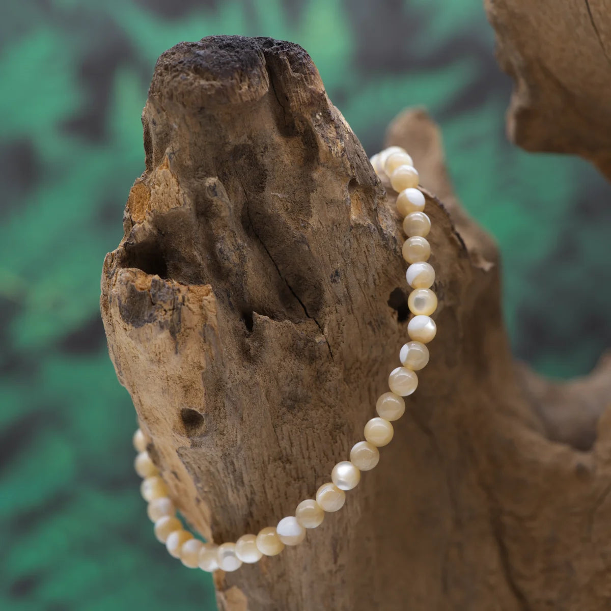 Edelstein-Armband aus 4 mm gelbem Perlmutt – bringt Wärme und Leichtigkeit.