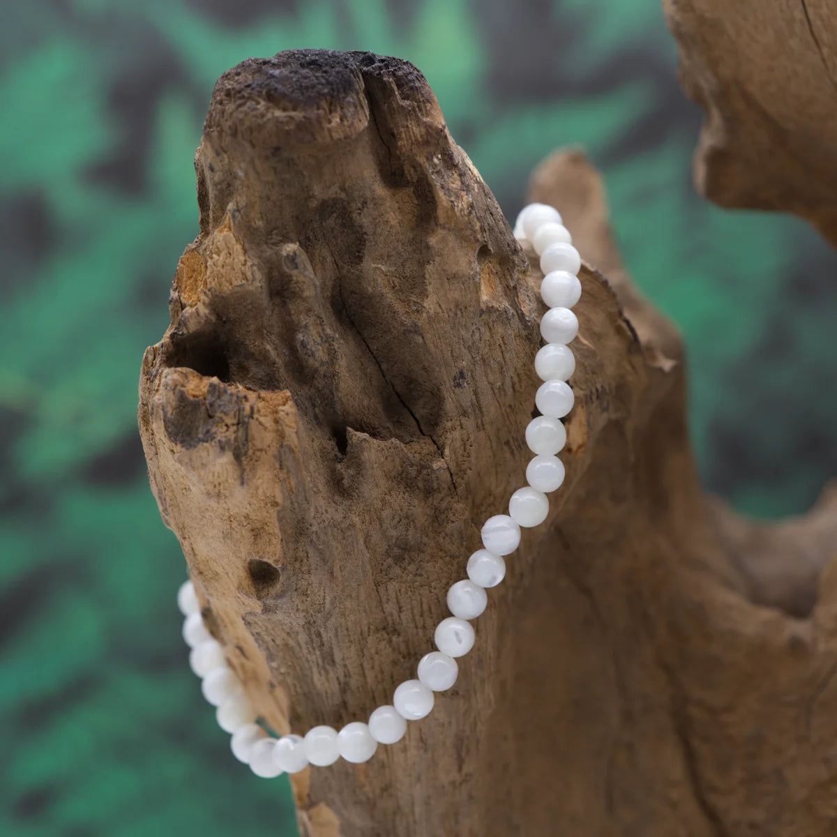 Edelstein-Armband aus 4 mm weißem Perlmutt – schenkt Reinheit und innere Ruhe.