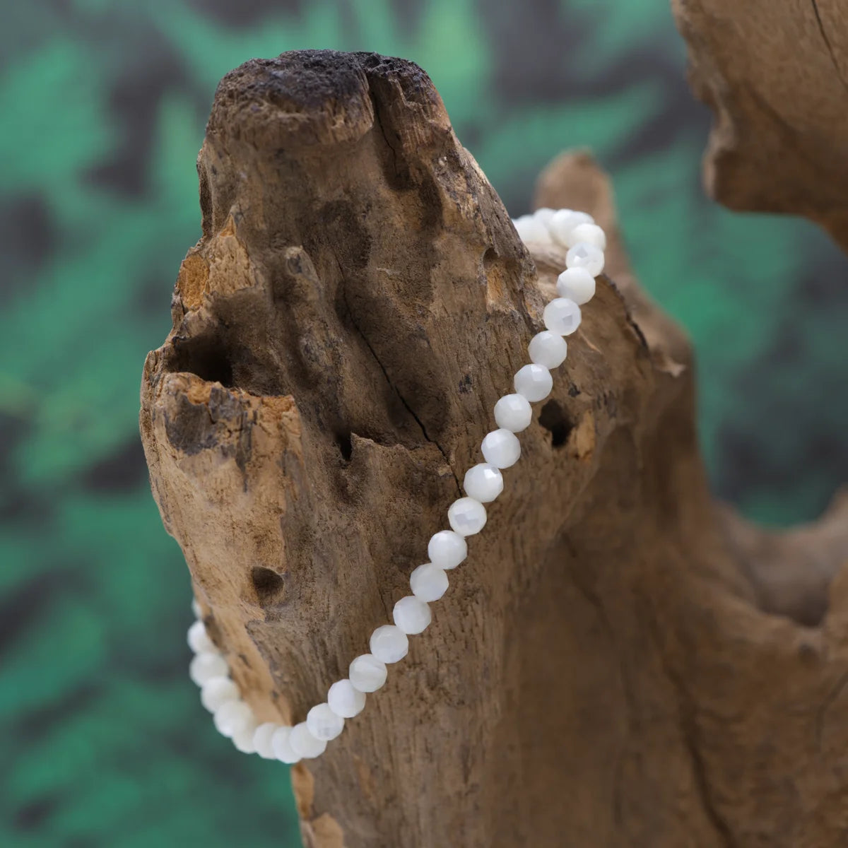 Edelstein-Armband aus 4 mm facettiertem weißem Perlmutt – fördert Gelassenheit und Schutz.