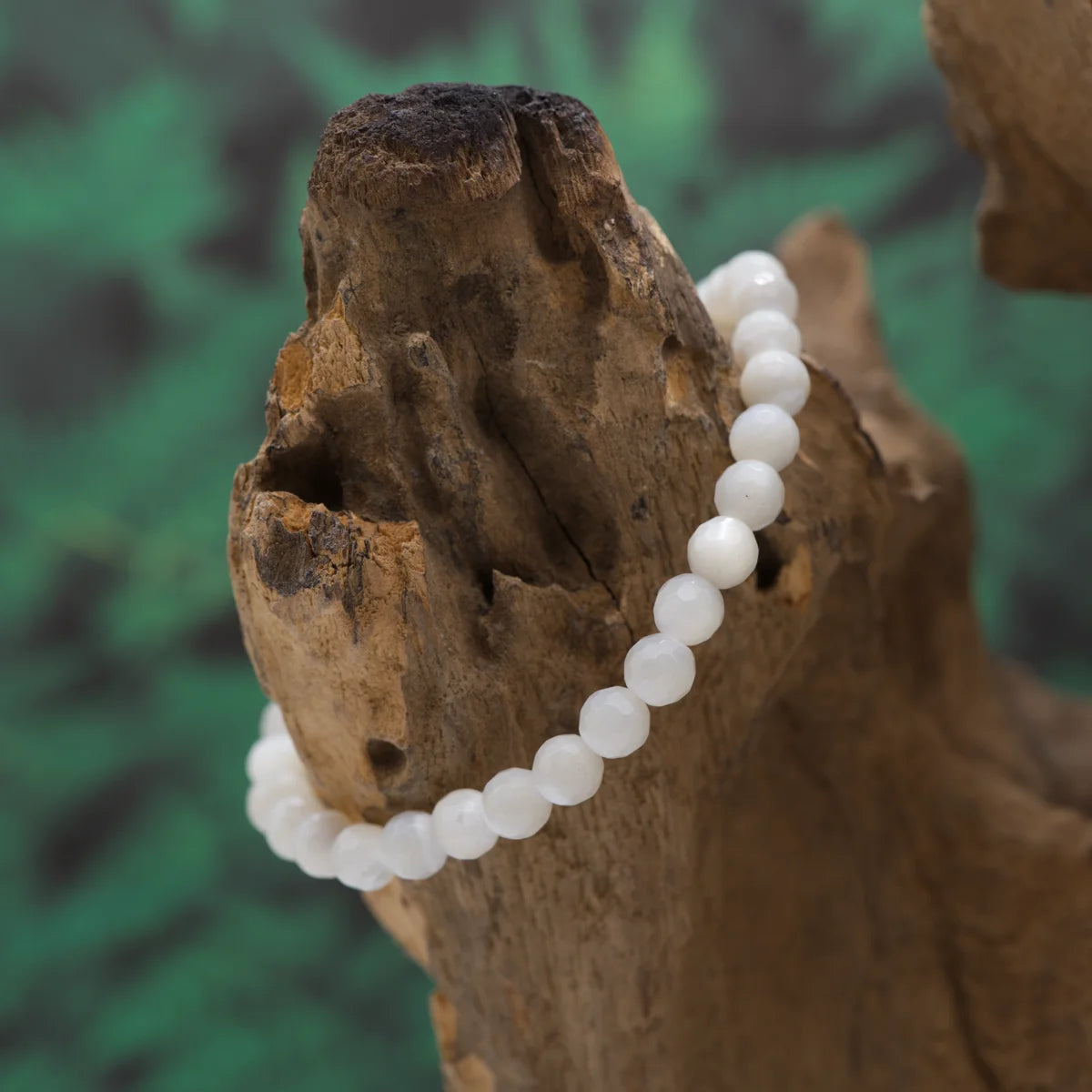 Armband aus 6 mm facettiertem weißem Perlmutt – wirkt klar und ausgleichend.