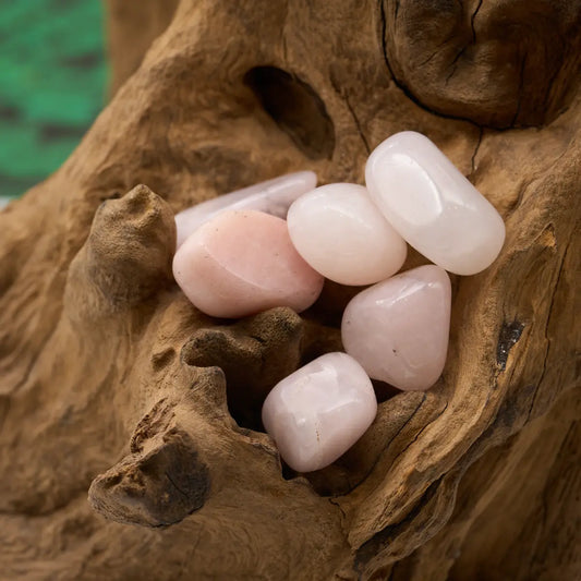 Zart roséfarbener Petalit-Trommelstein – stärkt innere Ruhe und spirituelles Bewusstsein.