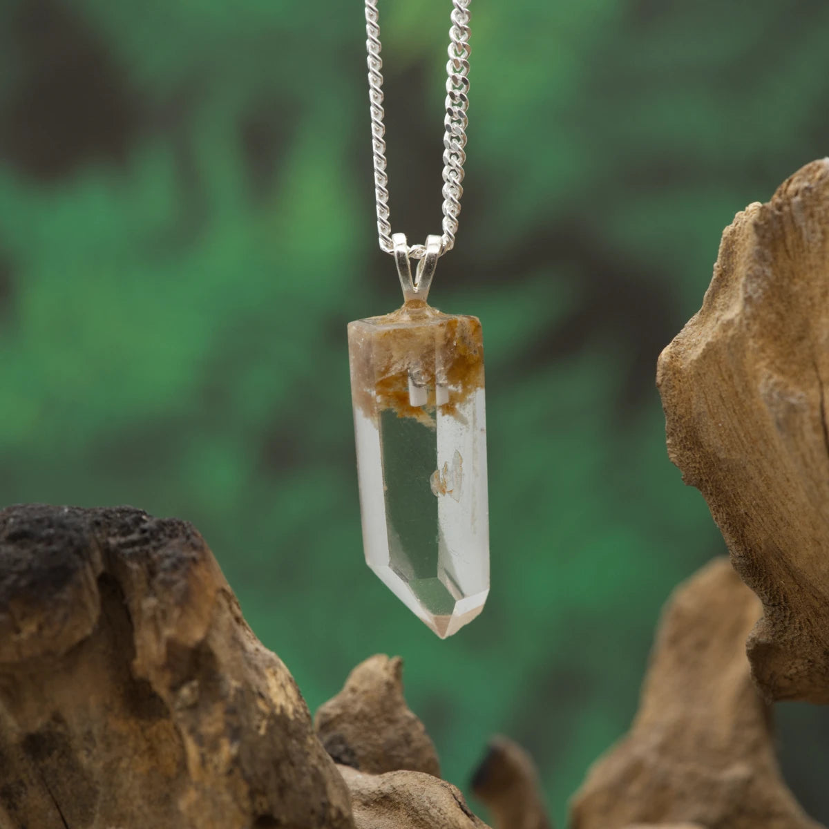 Klarer Quarz mit Phantom-Einschlüssen – Wachstum, Tiefe und Transformation.