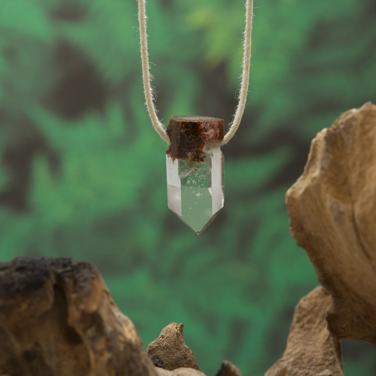 Transparenter Quarz mit Einschlüssen – Wachstum, Erkenntnis und Transformation.