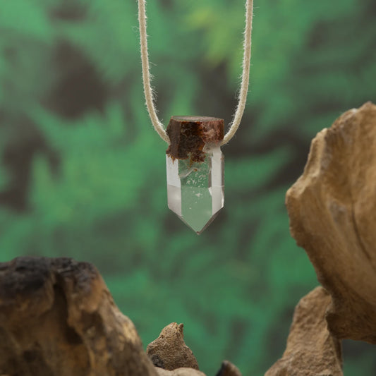 Transparenter Quarz mit Einschlüssen – Wachstum, Erkenntnis und Transformation.