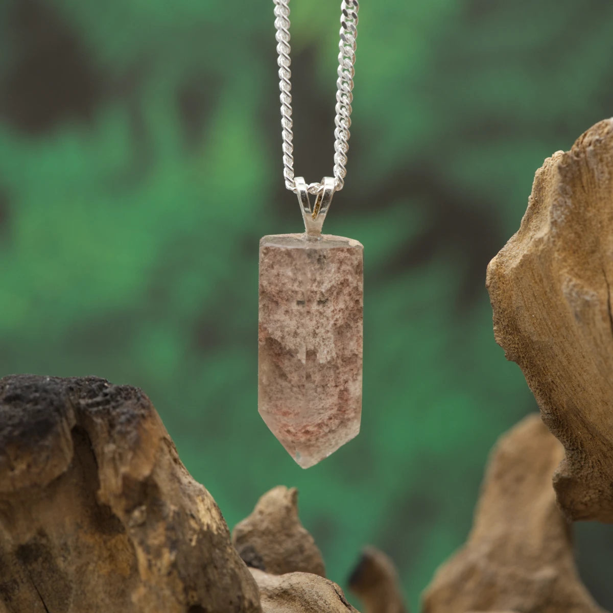 Klarer Quarz mit Phantom-Einschlüssen – Wachstum, Tiefe und Transformation.