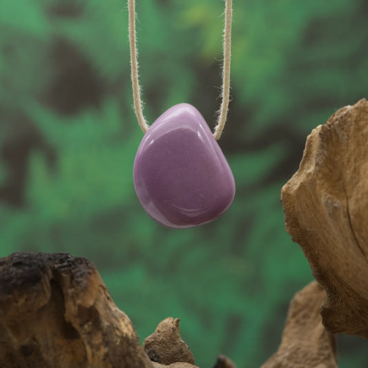 Violett-rosafarbener Stein – Ruhe, Vertrauen und emotionale Heilung.