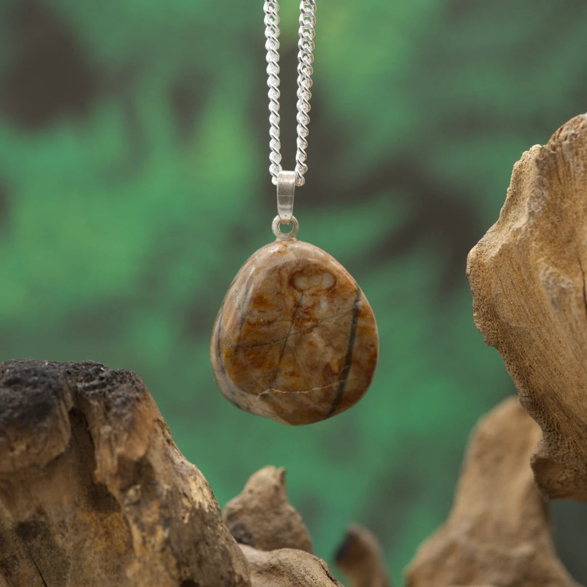 Grauer Marmor mit Linien – künstlerische Maserung, Fokus & Erdung.