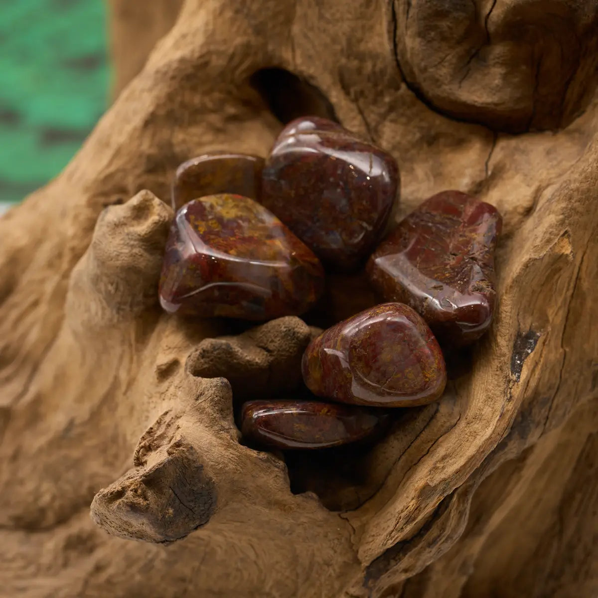 Dunkel schimmernder Pietersit – bringt Ordnung in Gedanken und fördert Selbstvertrauen.