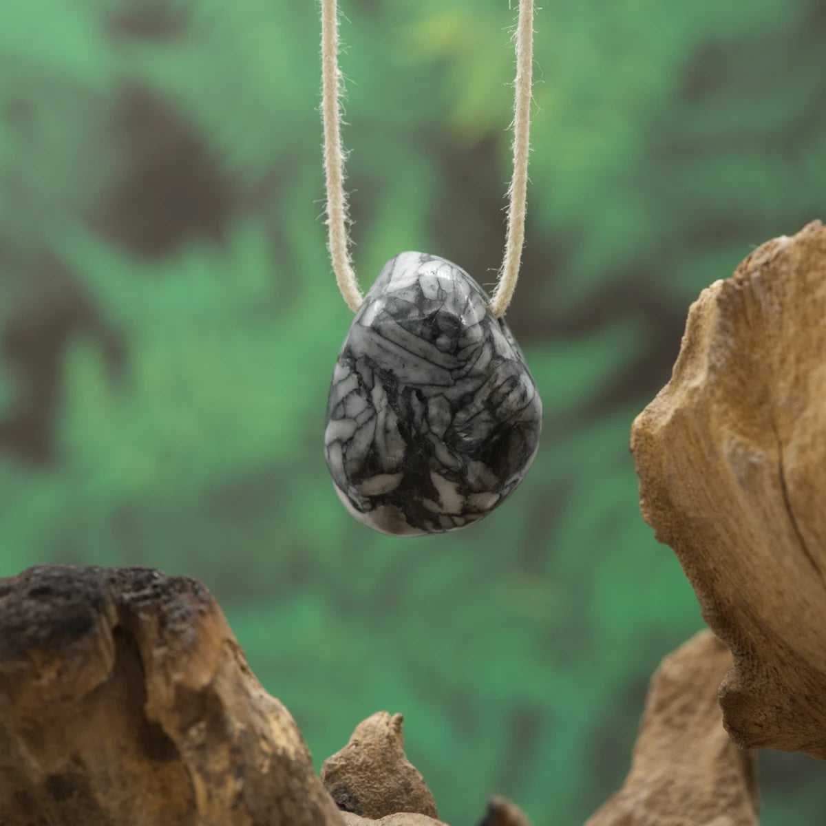 Grau-weißer Pinolith – Ausgeglichenheit, Geduld und Harmonie.