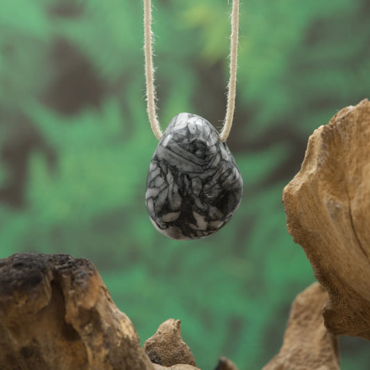 Grau-weißer Pinolith – Ausgeglichenheit, Geduld und Harmonie.