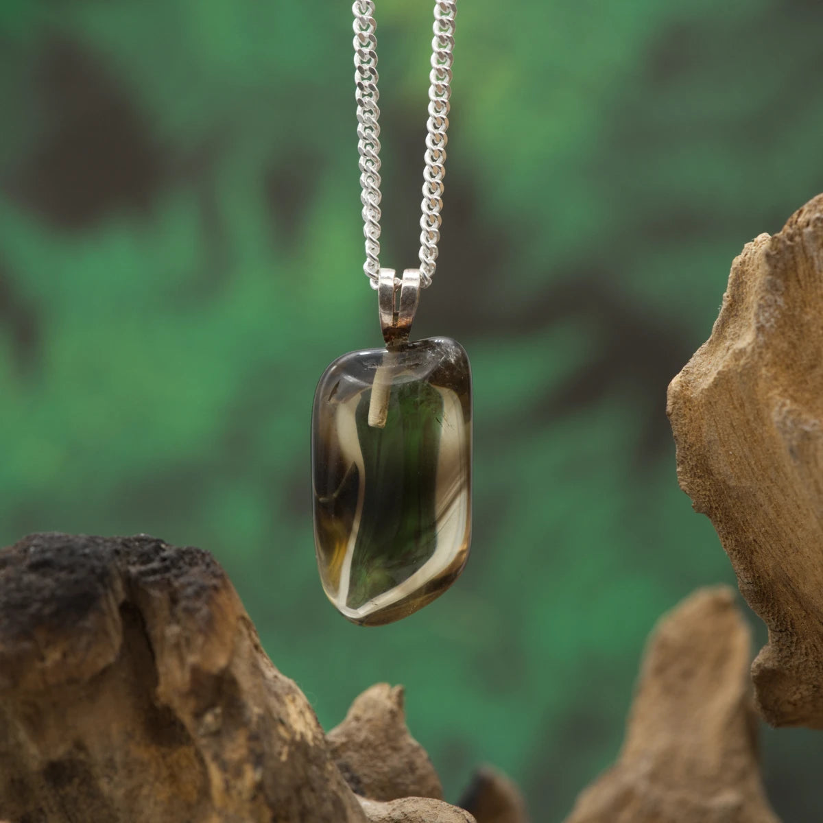 Dunkelgrüner Prasiolith – Erneuerung, Herzchakra und Klarheit.