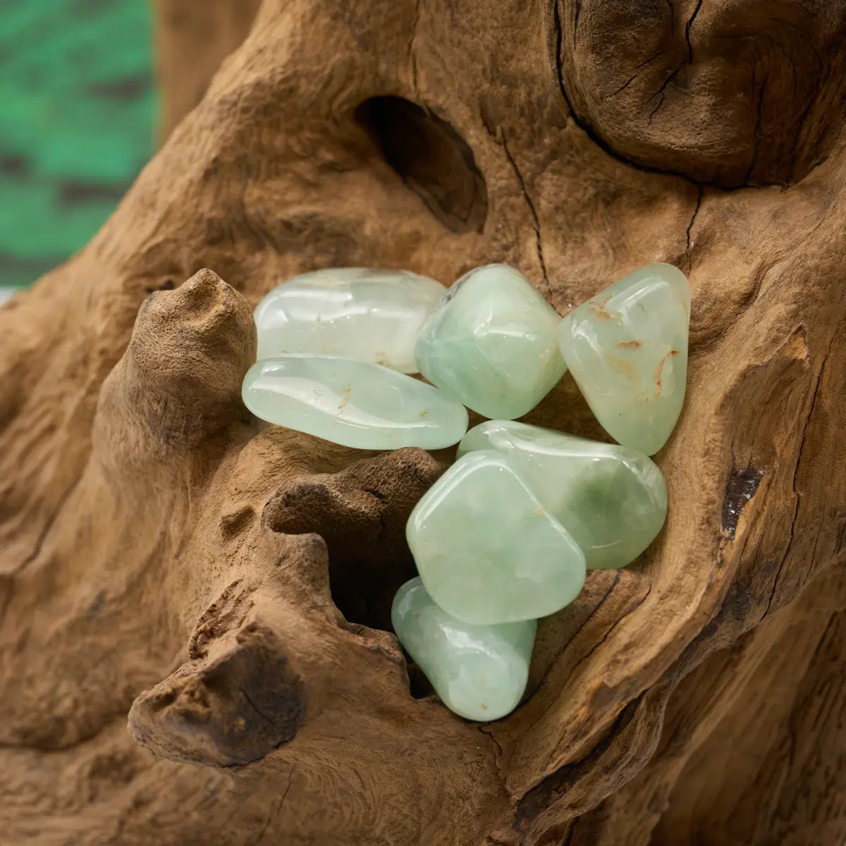 Hellgrüner Prehnit – unterstützt Intuition und hilft, Sorgen loszulassen.