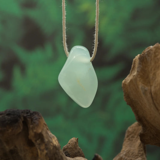 Hellgrüner Prehnit – Vertrauen, Intuition und Herzöffnung.