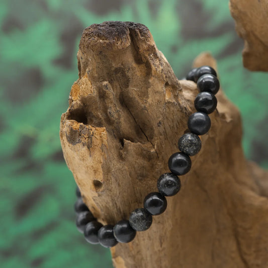 Edelstein-Armband aus 8 mm Pyrit-Schiefer-Perlen – symbolisiert Stärke und Schutz.